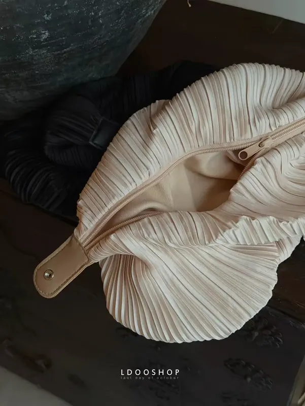 Folds Shell Dome Bag in Polyester Cotton with Top Handle, Portable Design for All Seasons