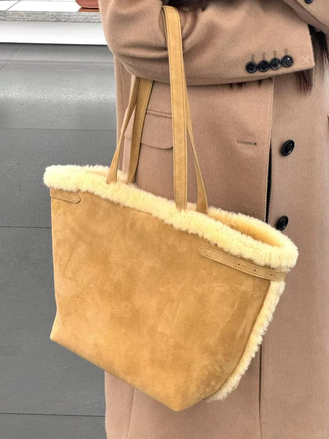 Plush Bucket Tote Bag for Women with Sewing Thread Detail, Large Capacity and Top Handle, Ideal for Autumn & Winter