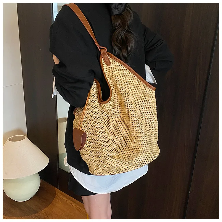 Square Straw Bag with Braid Pattern Splicing, Featuring Single Shoulder Strap, Perfect for Summer