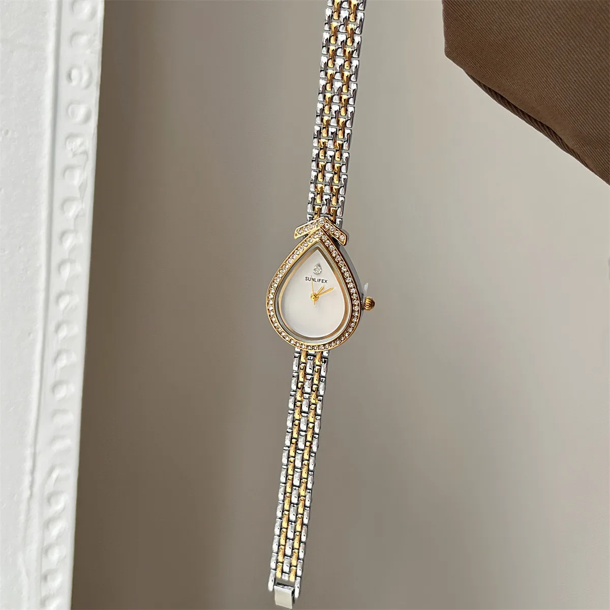 Women's Fashion Quartz Watch with Alloy Strap and Special Shape Dial
