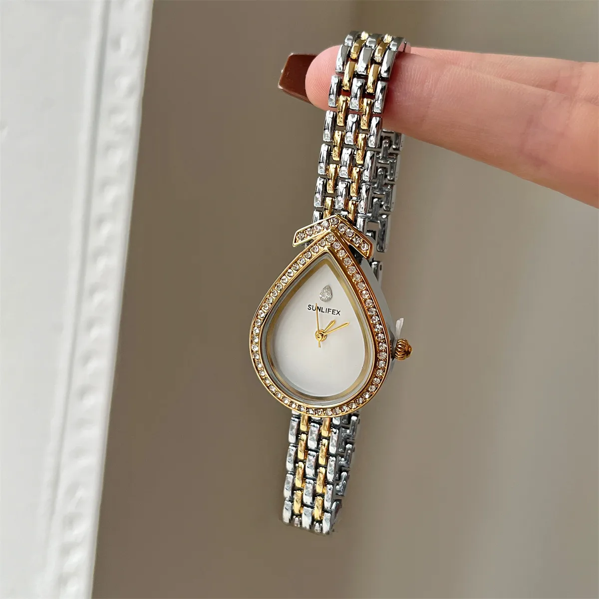 Women's Fashion Quartz Watch with Alloy Strap and Special Shape Dial
