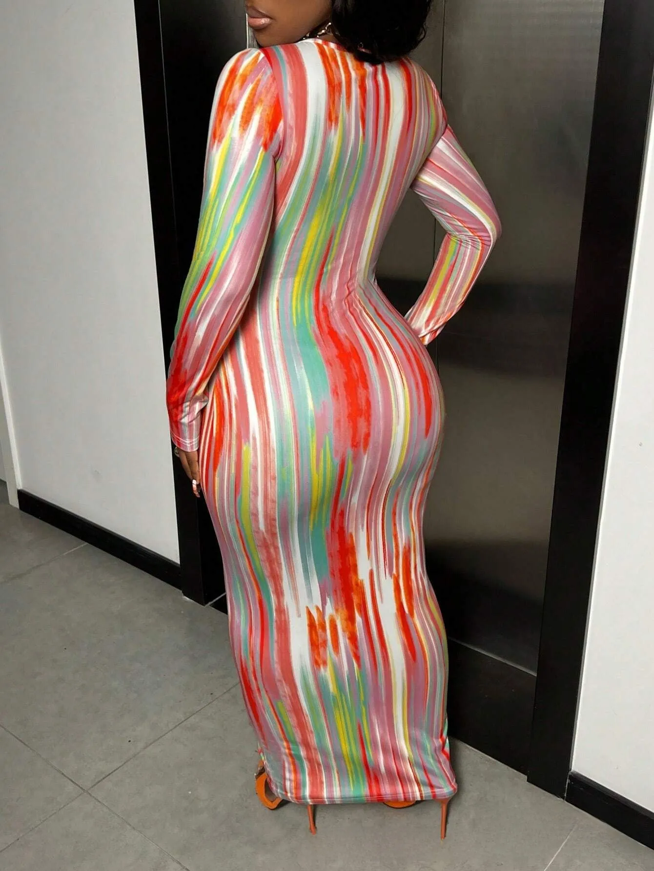 Elegant Long Sleeve Bodycon Dress with Round Neck in Polyester Fabric for Office Printing