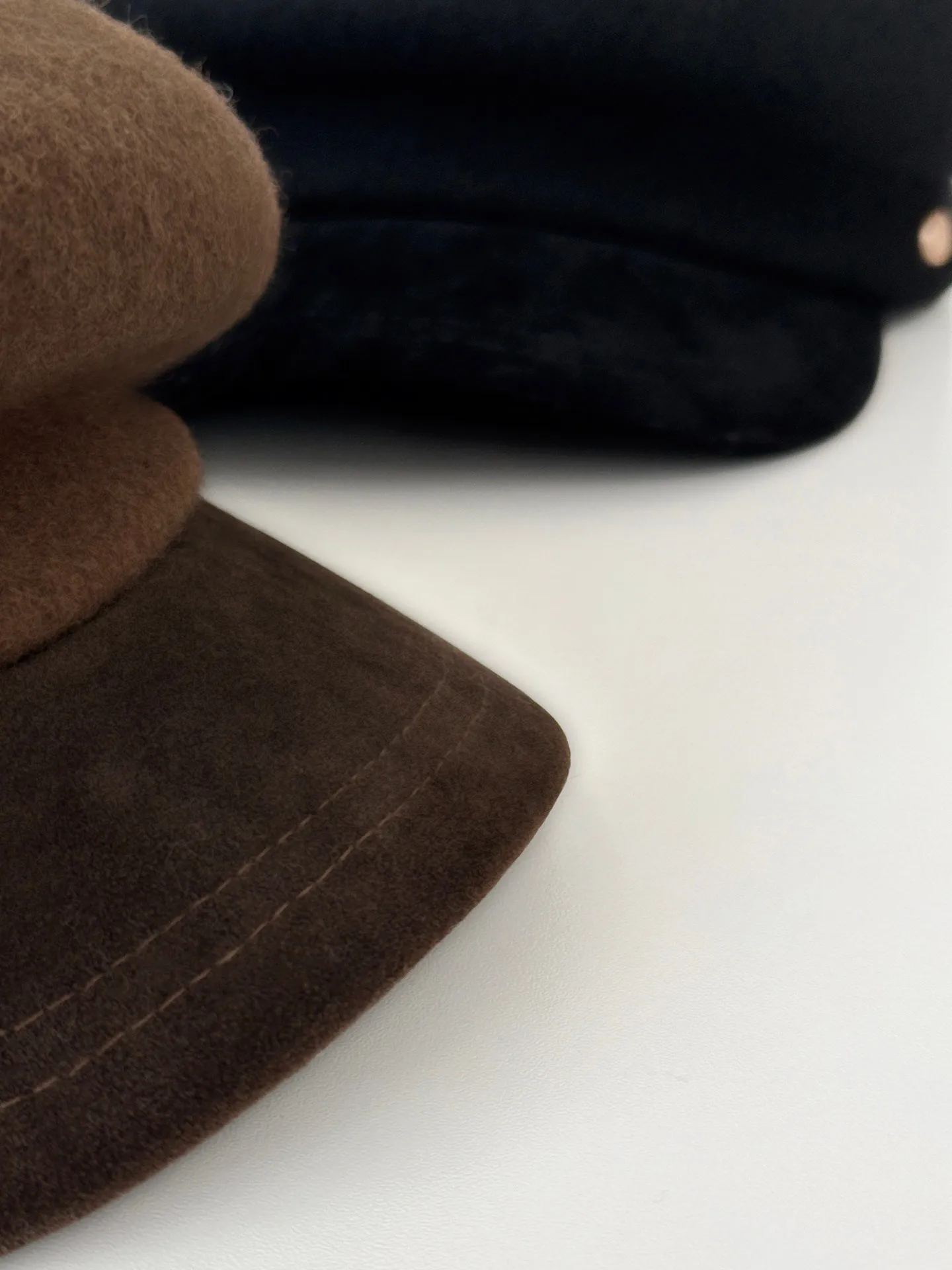 Solid Color Warm Newsboy Cap for Adults with Curved Brim in Simple Style, Made of Wool