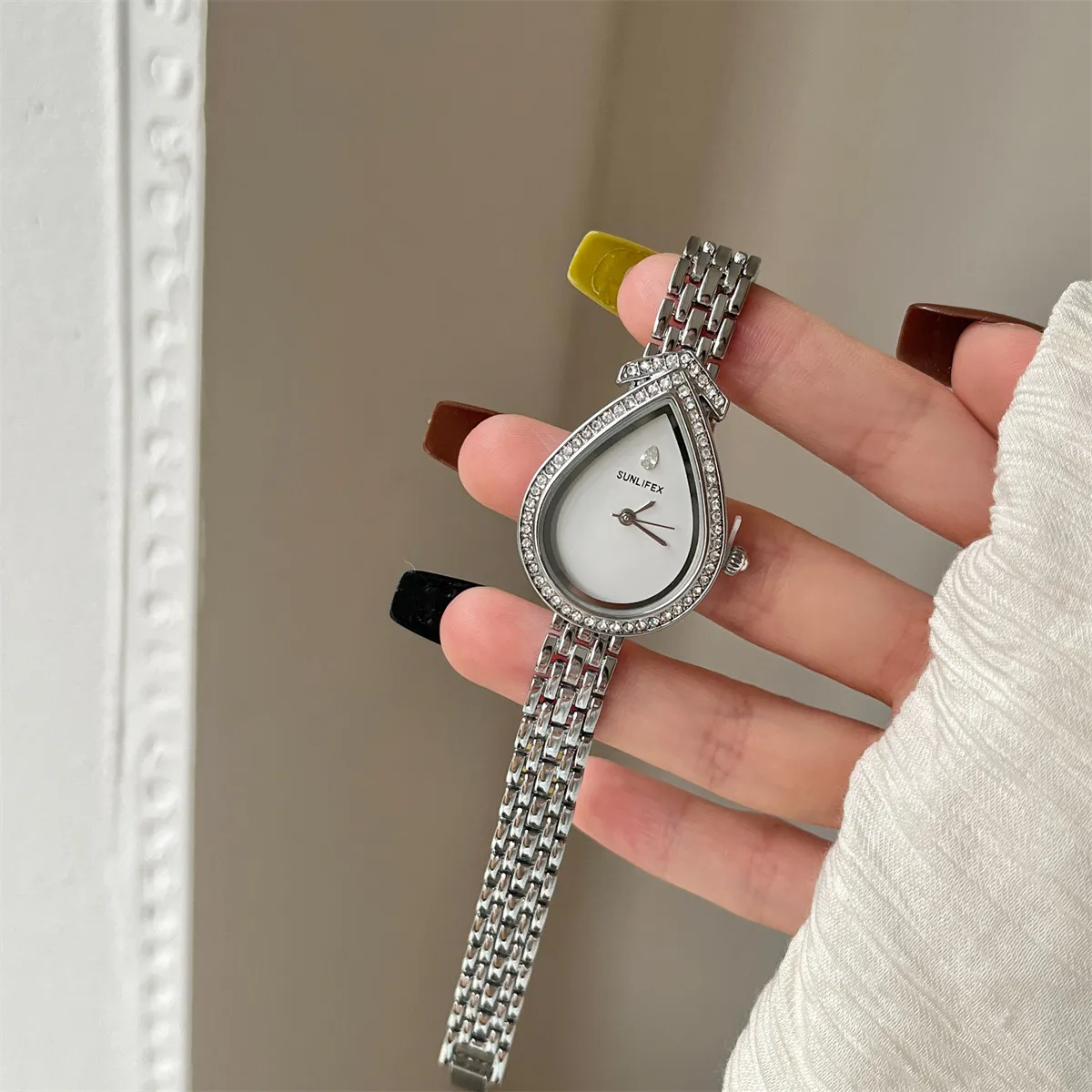 Women's Fashion Quartz Watch with Alloy Strap and Special Shape Dial