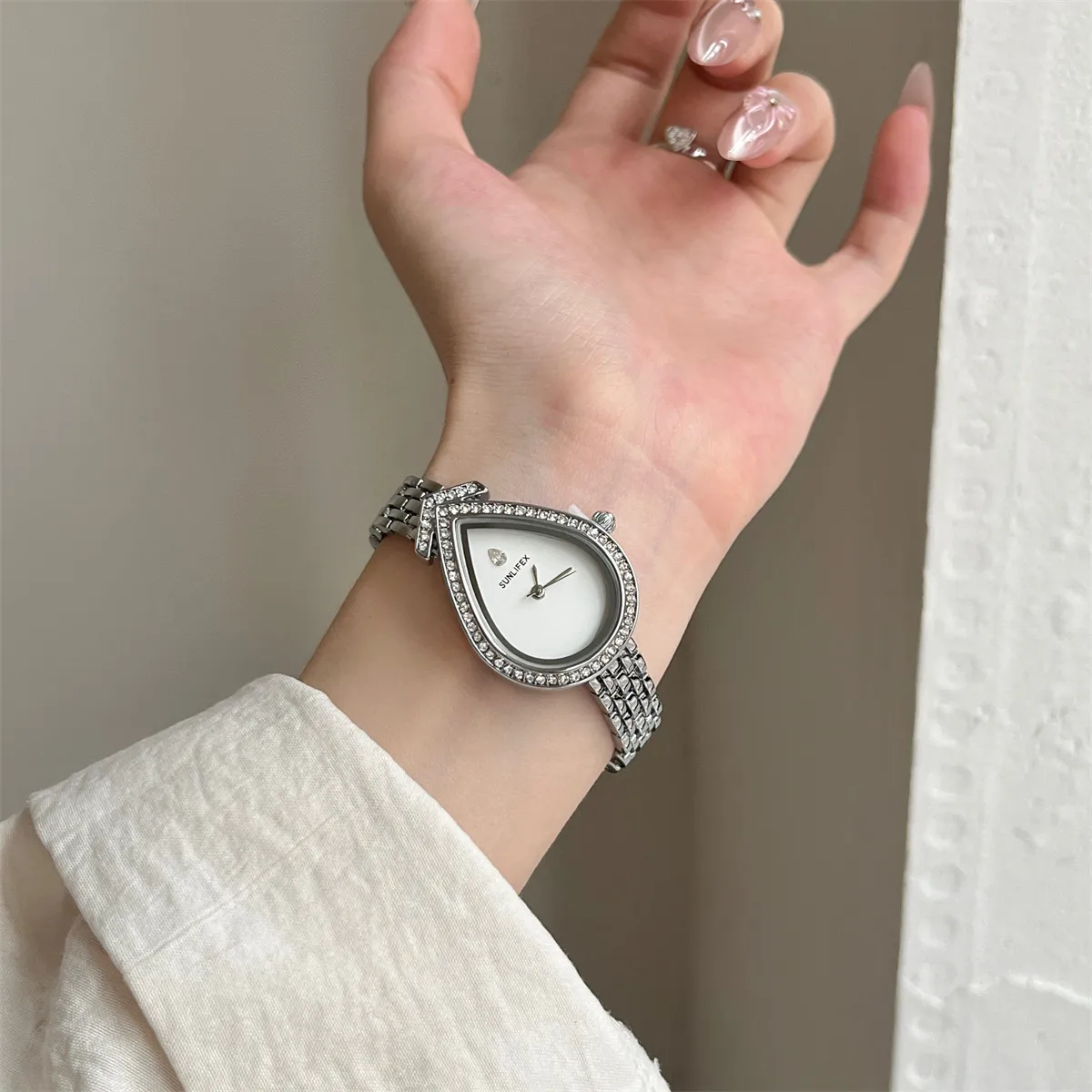Women's Fashion Quartz Watch with Alloy Strap and Special Shape Dial