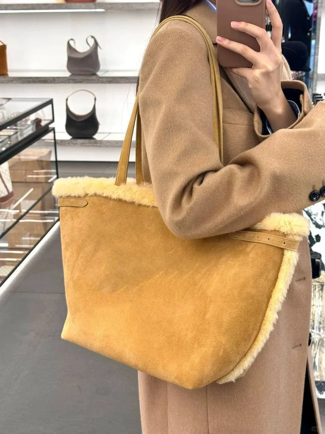 Plush Bucket Tote Bag for Women with Sewing Thread Detail, Large Capacity and Top Handle, Ideal for Autumn & Winter