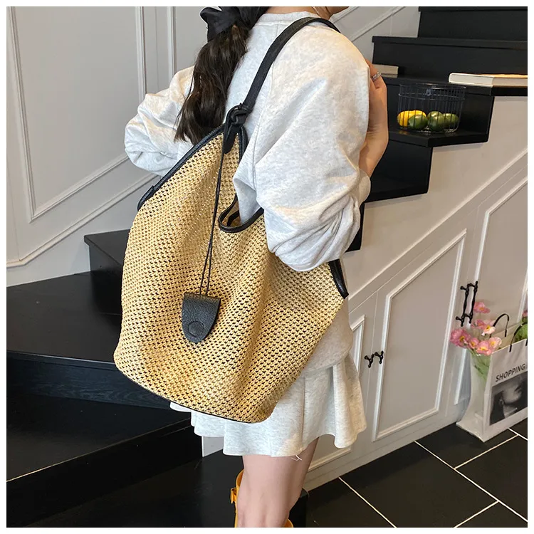 Square Straw Bag with Braid Pattern Splicing, Featuring Single Shoulder Strap, Perfect for Summer