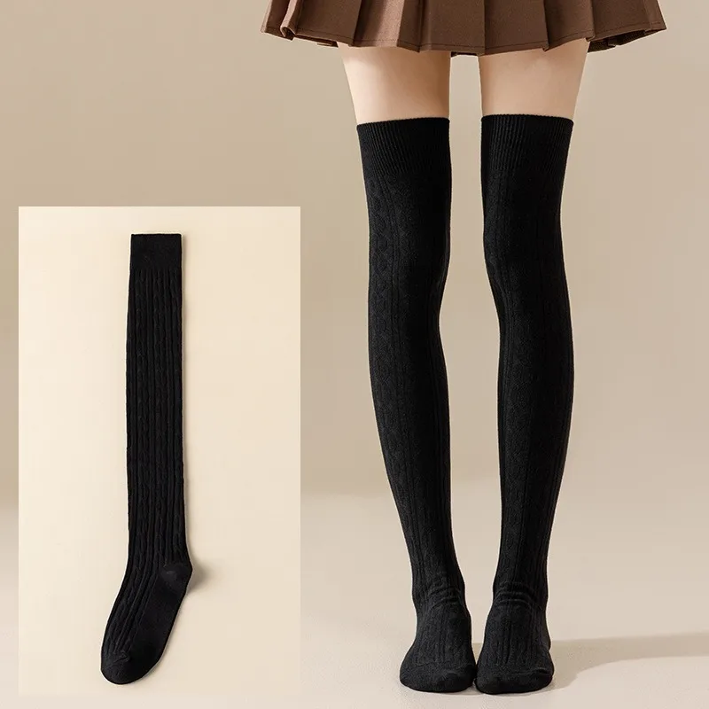 New Style Solid Color Polyester Socks for Women in Dyed Black, Suitable for All Seasons