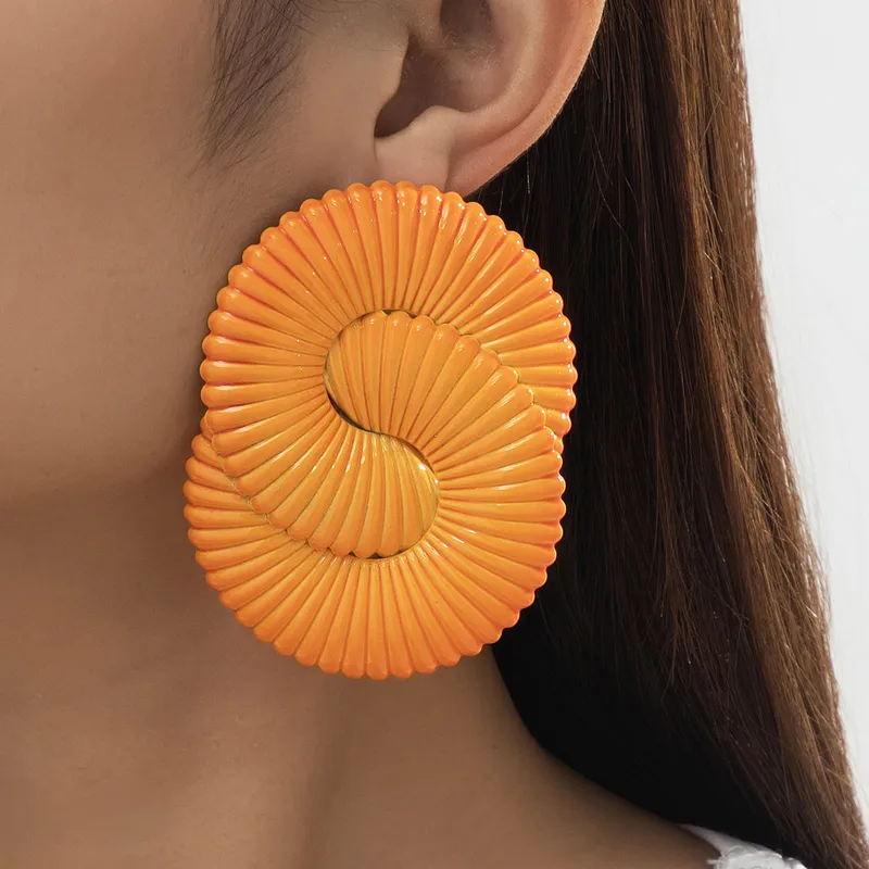 Geometric Twist Stud Earrings For Women in Gold Alloy Featuring Exaggerated Style, 1 Pair